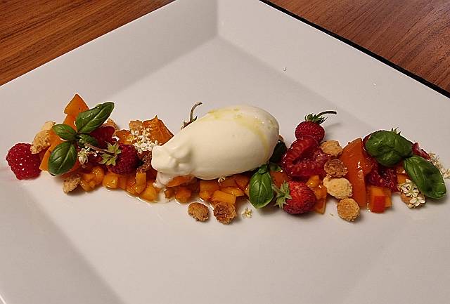 Aprikosenvariation - Sommerbeeren - Schoggicrunch - Sauerrahm - Olivenöl