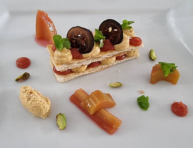 Entenleber-Mille feuilles mit Rhabarber -Sauerklee - schwarzer Nuss
