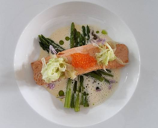 Lachsforelle-Beurre blanc - Spargel - Forellenkaviar - Schnittlauchöl