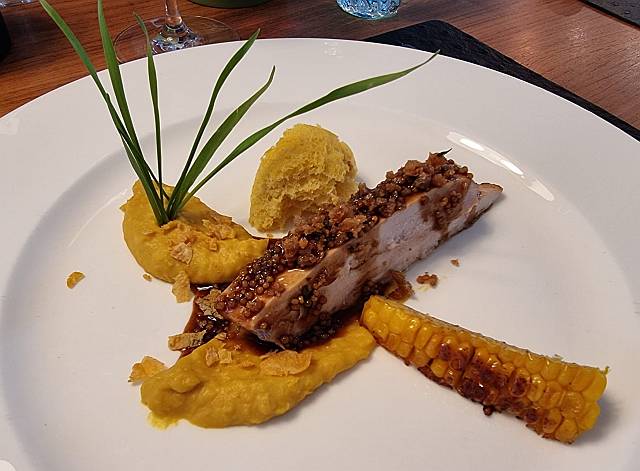 Perlhuhn-Senfjus-Crunch - Maiscreme - Flakes und Sponge